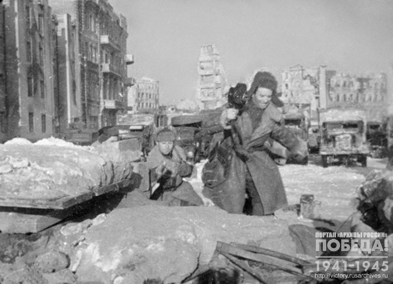 Фронтовые кинооператоры В.И. Орлянкин и А.П. Софьин во время проведения киносъемки на одной из улиц г. Сталинграда