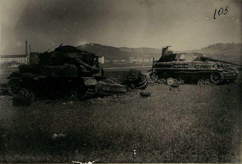Фотография: Техника, брошенная противником в районе северо-запад Цвитау. Полоса действия 17 гвардии  стрелкового корпуса