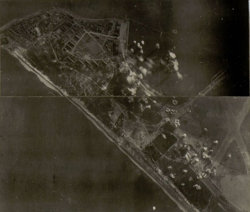 Фотография: Бомбардировочный удар по ангарам и стоянкам аэродрома Пиллау 26.3.45 г.