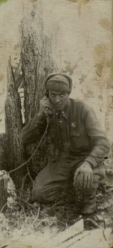 Фотография: Отважный телефонист 4-й батареи замполитрука - Сирко И.Е. передвигается совместно с наступающей стрелковой ротой и поддерживает бесперебойную связь с батареей. За мужество и отвагу награжден орденом "Красного Знамени".