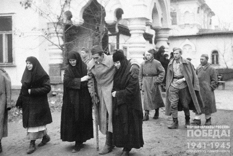 Прибытие раненых в госпиталь, расположенный в Покровском монастыре