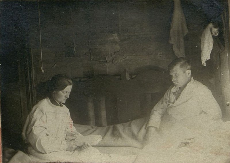 Фотография: Врач товарищ Калашникова читает раненому бойцу художественное произведение