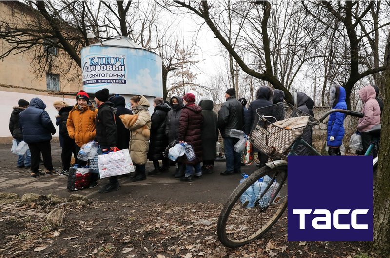 Очередь за питьевой водой в Донецке