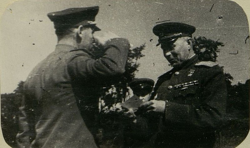Фотография: Вручение награды гвардии генерал-майору Воронцову