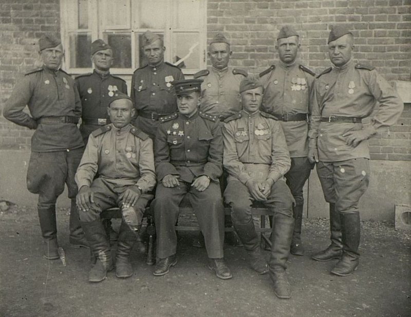 Фотография: Командир 2-го дивизиона гвардии капитан Родин с группой демобилизованных