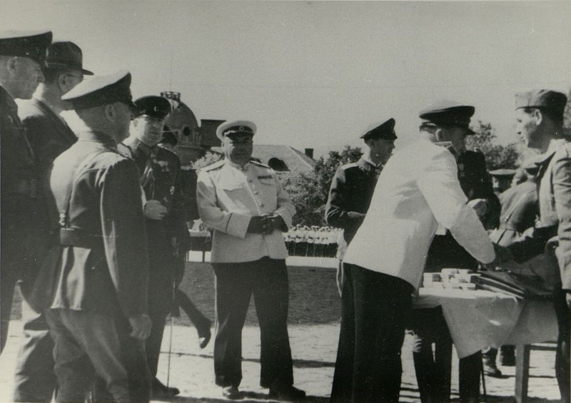Фотография: Генерал-полковник товарищ Бюрюзов вручает ордена Советского Союза болгарским генералам и офицерам