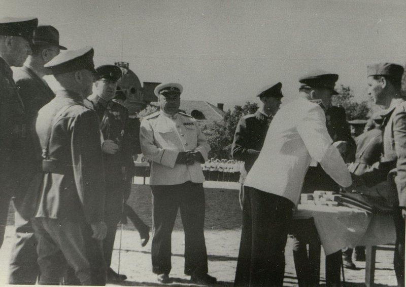 Фотография: Генерал-полковник товарищ Бюрюзов вручает ордена Советского Союза болгарским генералам и офицерам