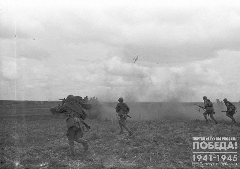 N-sk unit soldiers jumping off under tanks cover at Oryol front sector