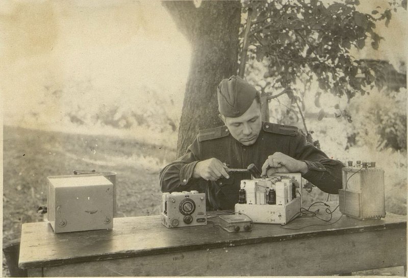 Фотография: Старшина Никитин за ремонтом Радио-аппаратуры