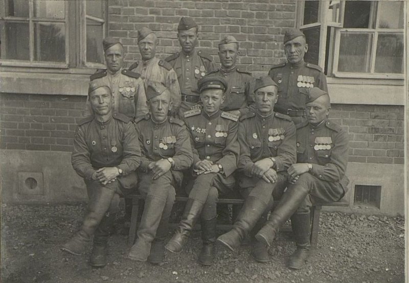 Фотография: Начальник штаба 1-го дивизиона гвардии капитан Меньшиков с группой демобилизованных