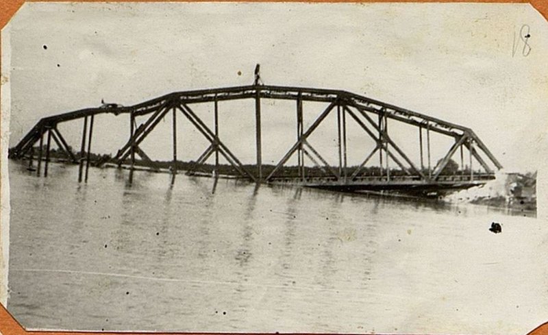 Image: Destroyed superstructures of the bridge over the Vistula river near the Sandomierz mountains