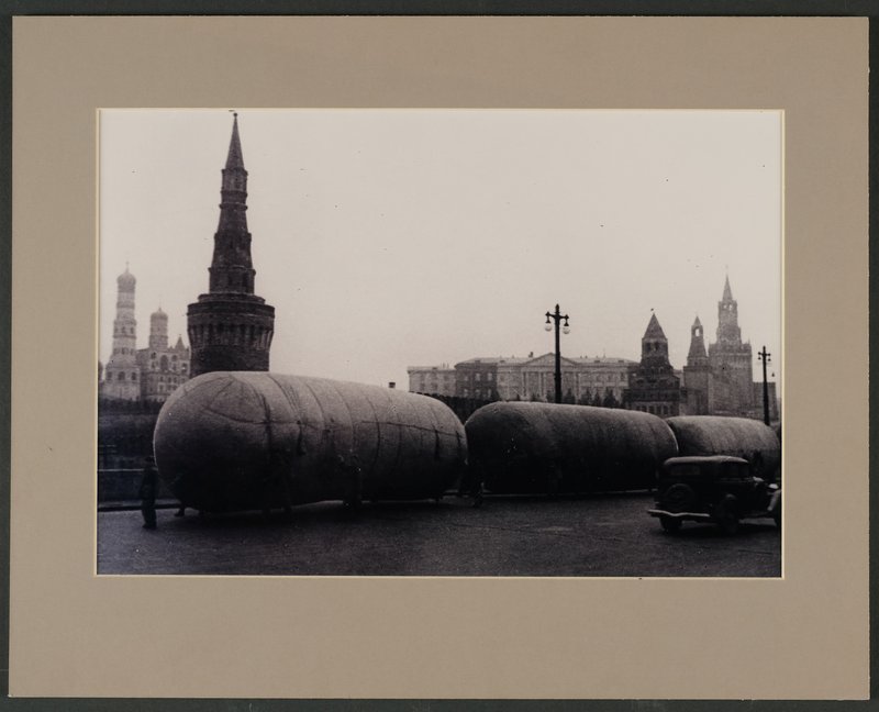 «Аэростаты на Москворецком мосту.»