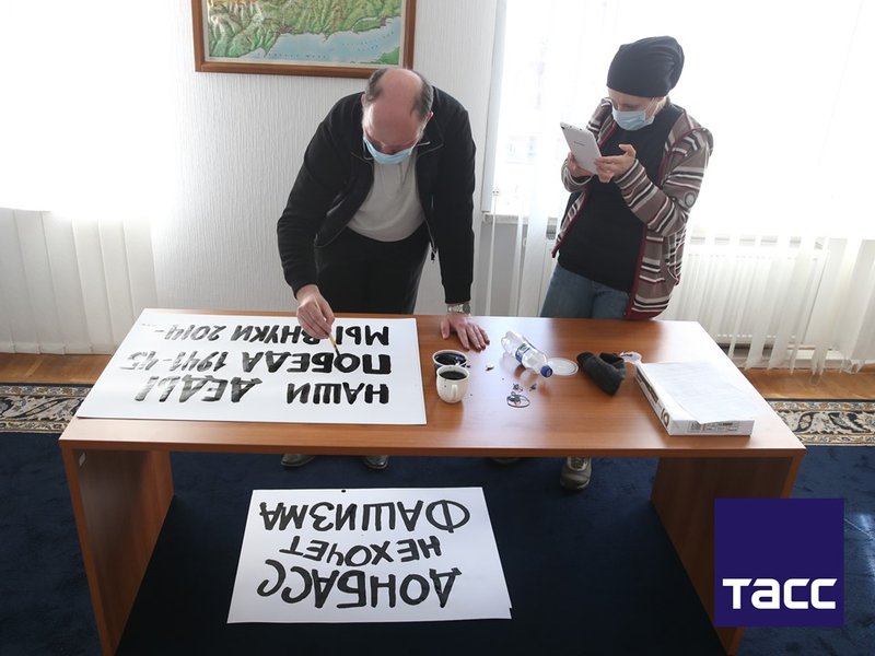 Supporters of the referendum on the region's status prepare posters