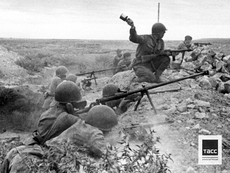 Soviet infantrymen repelling the attack of the German army in the Don area, 1942. Photo by Emmanuil Evzerikhin/TASS