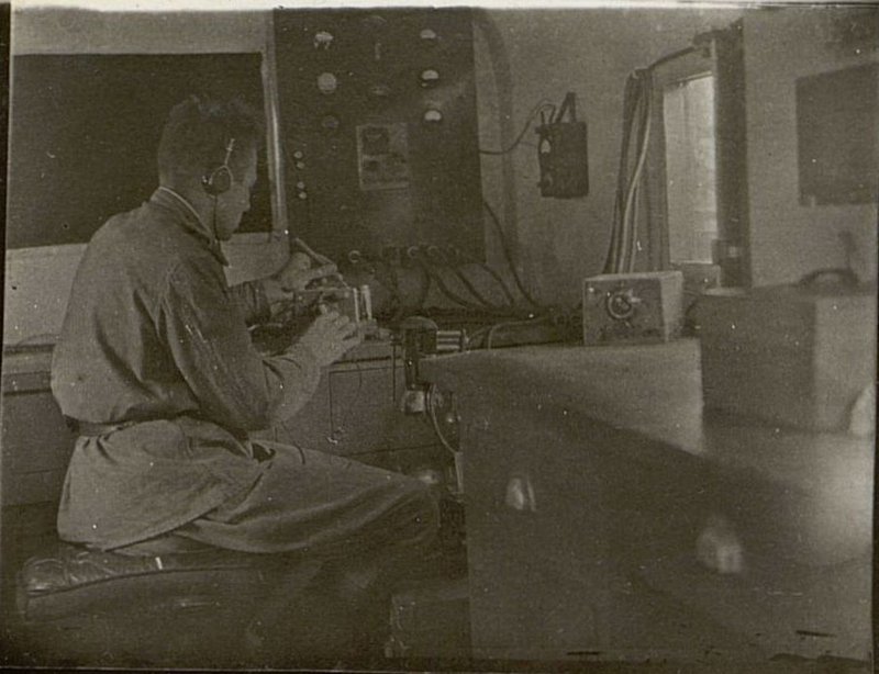 Фотография: Техник по радио старшина Никитин проверяет радио-аппаратуру