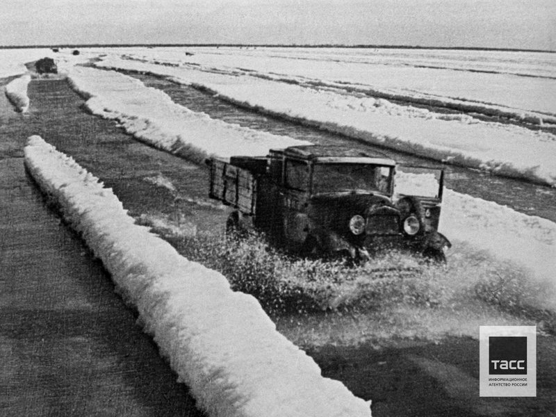 Доставка грузов в осажденный Ленинград по льду Ладожского озера