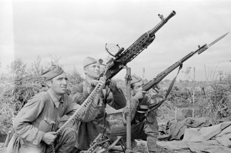 Пулемётчики сержант С. Дзагоев и бойцы М. Гараев, А. Султанов ведут огонь по самолёту противника