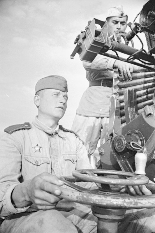 Gunner of an anti-aircraft gun, Corporal I. Bessonov, awarded the Order of the Red Star