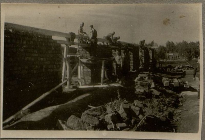Фотография: Строительство бараков