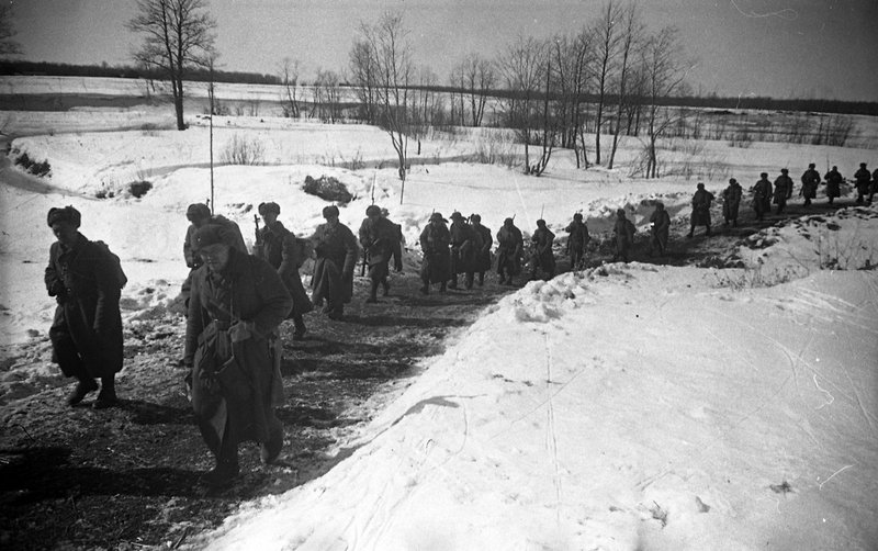 Soldiers of Kalinin Front sent to the forward positions.