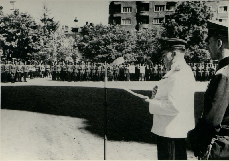 Фотография: Генерал-полковник товарищ Бюрюзов вручает ордена Советского Союза болгарским генералам и офицерам
