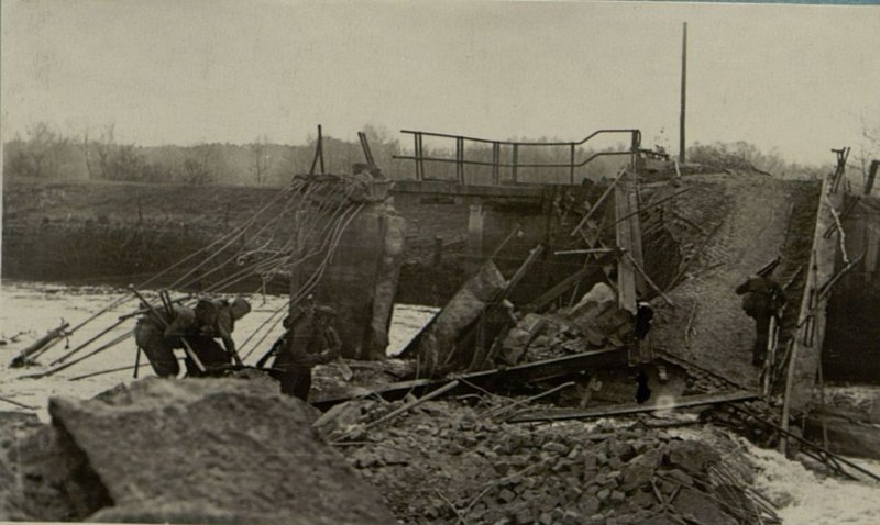 Фотография: Штурмовой батальон гвардии капитана Сурова с боями подходит к реке Шпрее и стремительно форсирует ее