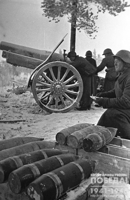 Артиллерийский расчет у своего орудия на огневой позиции