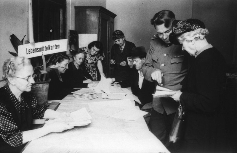 Выдача продовольственных карточек жителям г. Вены в присутствии советского представителя администрации
