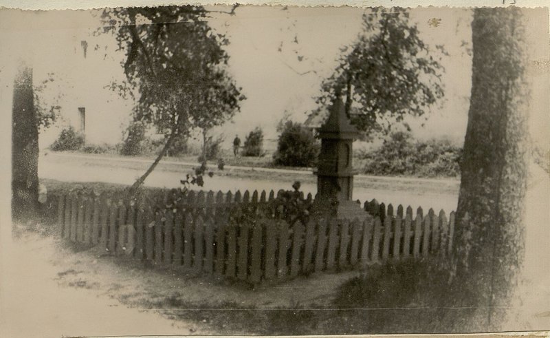 Image: Military burial of partisans, Vileysky district, village Rechki