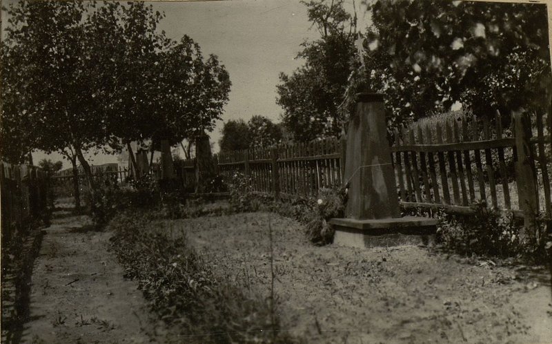 Фотография: Братские могилы офицеров, сержантов и солдат Советской Армии, д. Переделка, Лоевского района