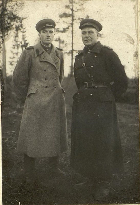 Фотография: Заместитель командира 2 стрелкового батальона по политической части капитан Олейник и Заместитель командира батальона по строево части капитан Красюков