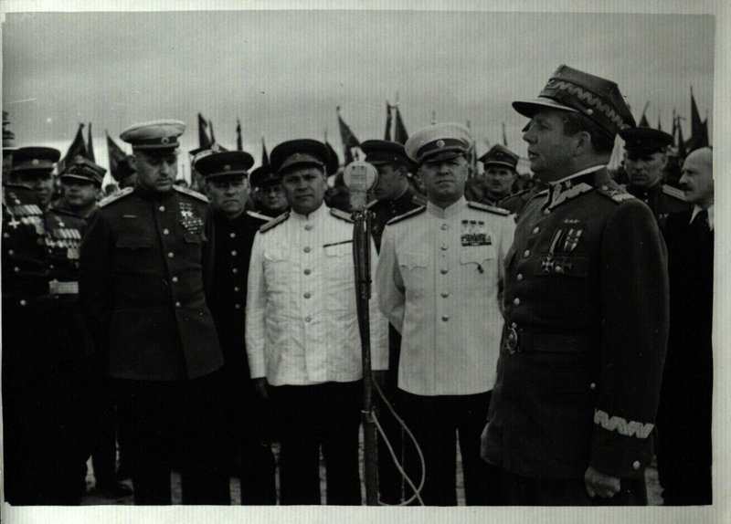 К.К. Рокоссовский (1-й слева в 1-м ряду), Г.К. Жуков (в 1-м ряду, 2-й справа, в белом кителе), маршал Польши Роля-Жилярский
