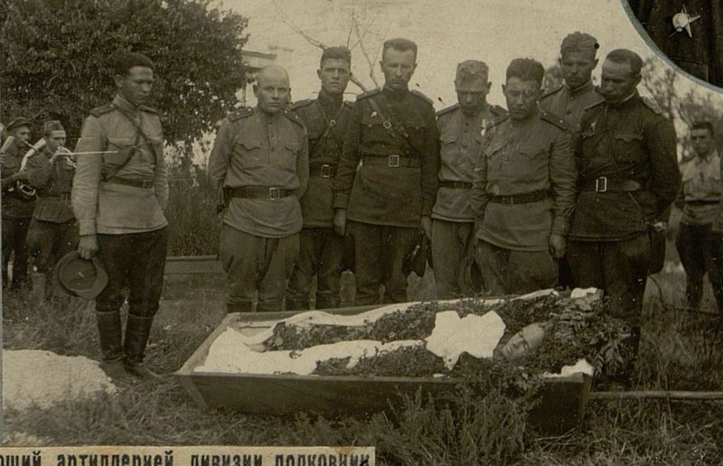 Фотография: Командующий артиллерией дивизии полковник Козлов Н.Г. Погиб на "Малой земле" 16.9.1943 г. Похоронен в гор. Новороссийске в саду им. Ленина