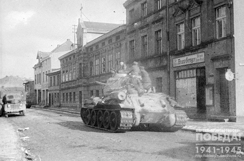 Советские танки проходят по одной из улиц города Кольберг