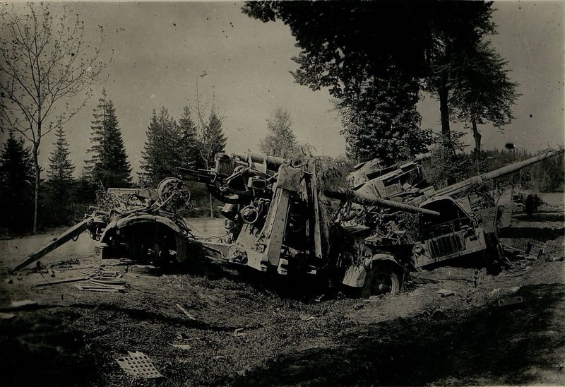 Фотография: Техника, брошенная противником в районе северо-запад Цвитау. Полоса действия 17 гвардии  стрелкового корпуса