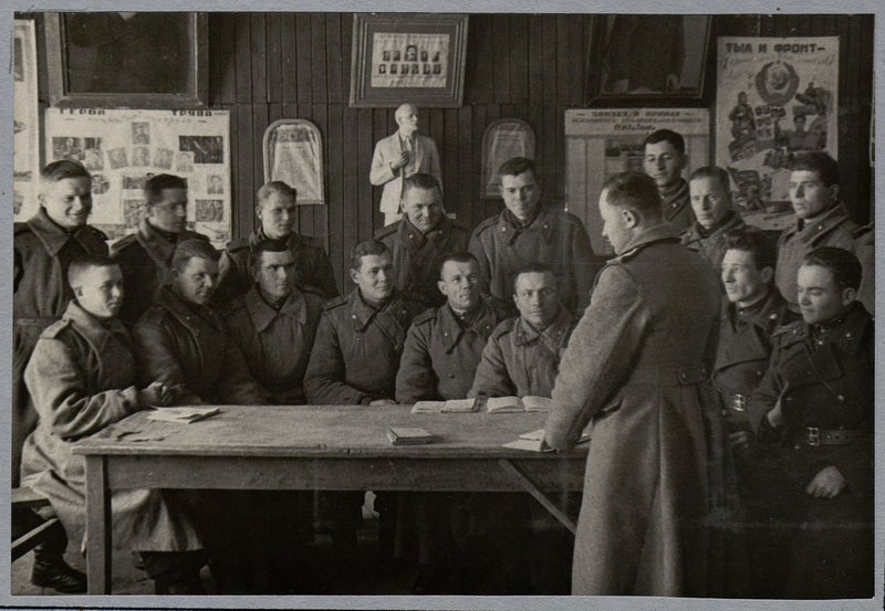 Фотография: Альбом "История 28 автомобильного полка, 1943-1944 гг."