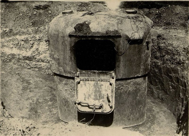Фотография: ДОТ (бронированный колпак) район выс. 226,9. Д. Дудино. Вид сзади