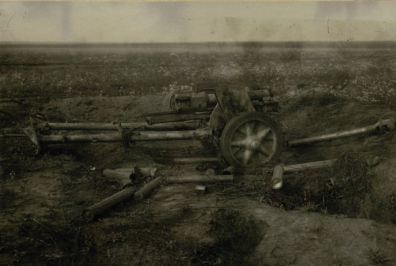 Фотография: 105-мм орудие после огневого налета 2/642 Кр. ПАП 5 АД РГК 15.7.43 г. Малоархангельское направление