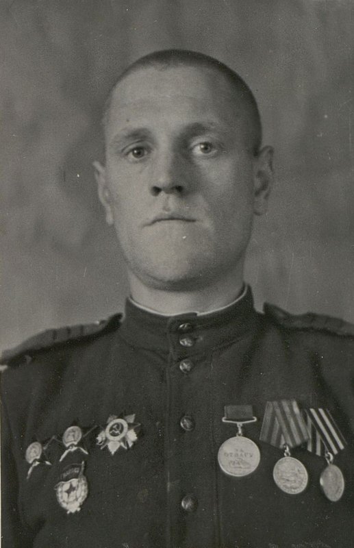 Фотография: Командир орудия гвардии сержант Авдеев