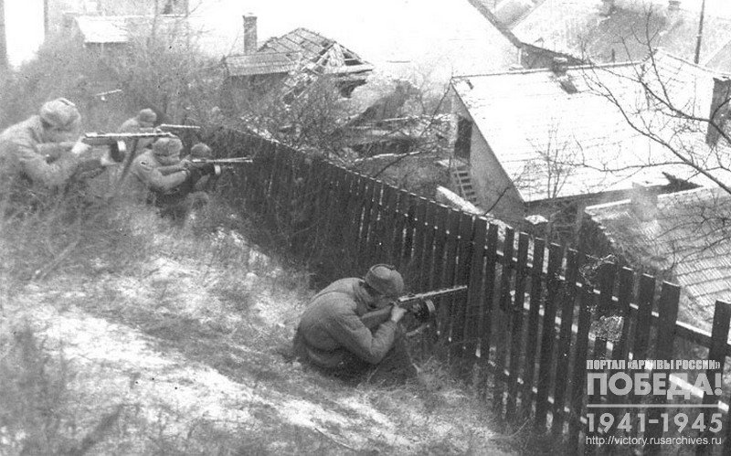 The submachine gunners of 3rd Ukrainian Front fighting on one of  Budapest’s streets