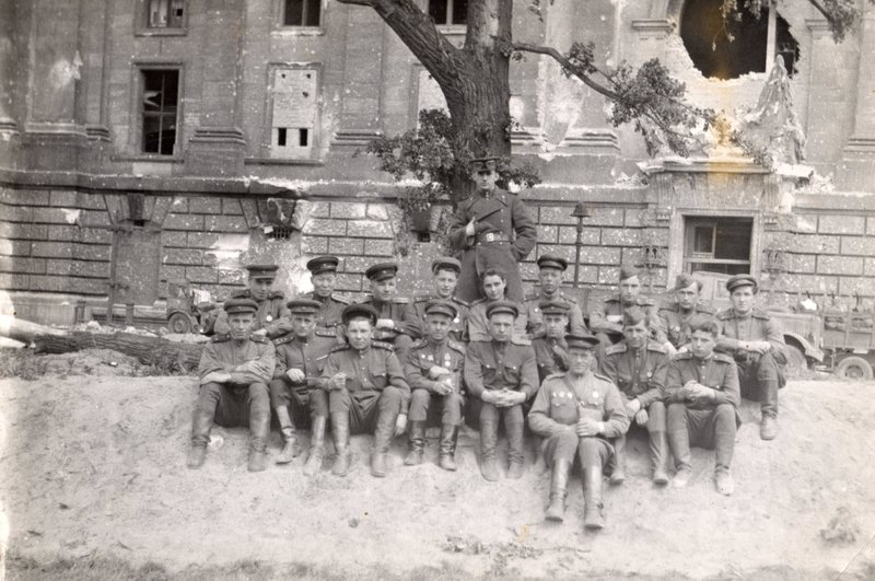 1-й ряд 4-й слева – Майор Кравченко А.А. (в июне 1941 г. – капитан, командир 111 отдельного сапёрного батальона 6 Краснознамённой стрелковой дивизии 4 армии, участник боёв в районе г. Бреста). Германия, 1945 г.