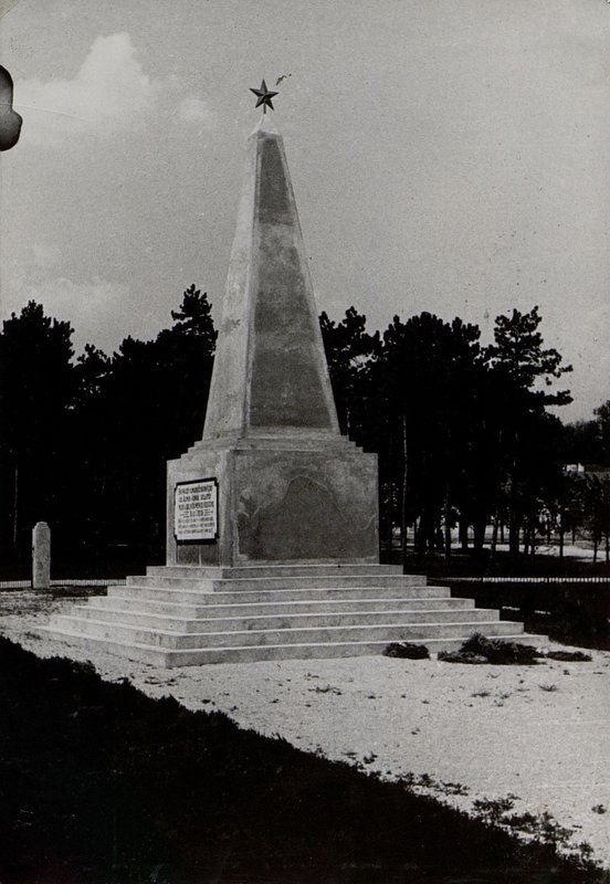 Фотография: д. Чаквар. Памятник-монумент на воинском кладбище