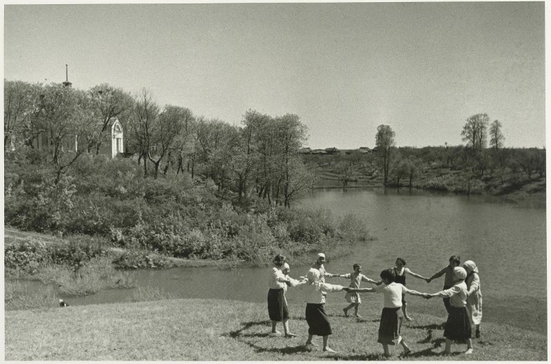 Children dace a round dance near a pond. Tarkhani. 1941