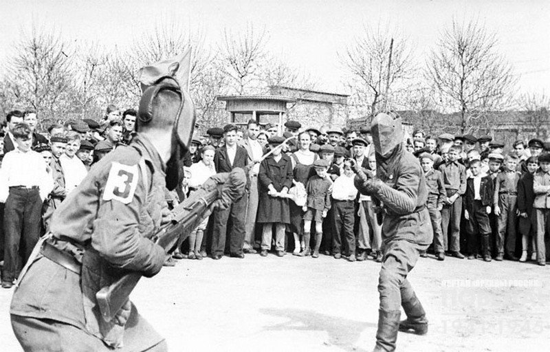 Bayonet fighting at the competitions in Gorky Central Park of culture and leisure