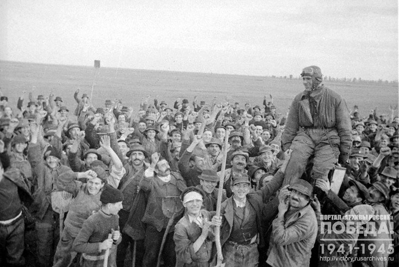 Югославские крестьяне приветствуют советского летчика, приземлившегося на югославской территории