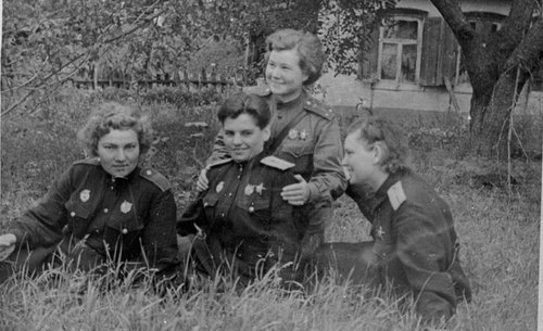 Летчицы 46-го женского авиационного полка Таманской дивизии