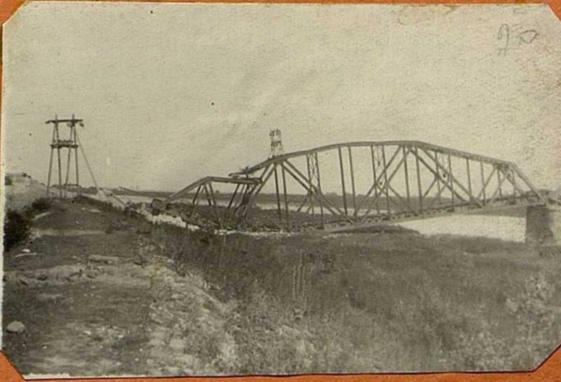 Image: Destroyed superstructures of the bridge over the Vistula river near the Sandomierz mountains