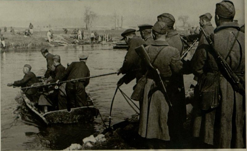 Image: Soldiers of the 172 rifle division at the crossing