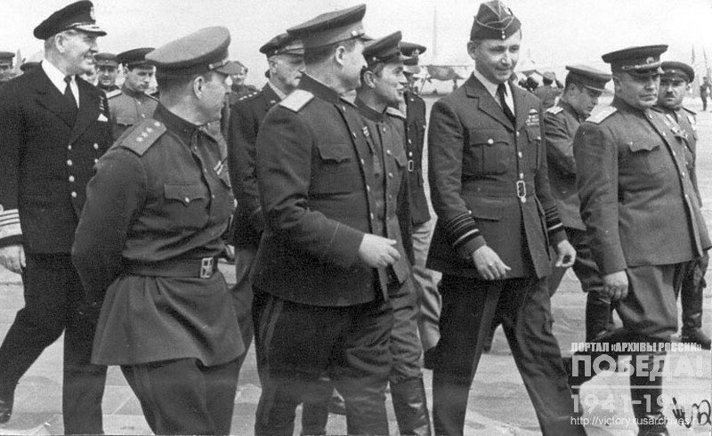 Прибытие в Берлин на церемонию подписания Акта о капитуляции Германии Главного маршала авиации Великобритании А.В. Теддера. Среди встречающих: генерал армии В.Д. Соколовский и комендант Берлина генерал-полковник Н.Э. Берзарин