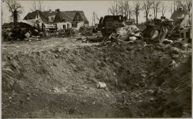 Фотография: Воронка бомбы ФАБ-500